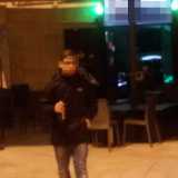 Davide, 15 anni, esce da un locale del centro di Bari dopo aver acquistato una birra che legalmente non potrebbe comprare